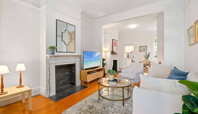 Spacious Redfern Retreat | Courtyard & Workspace