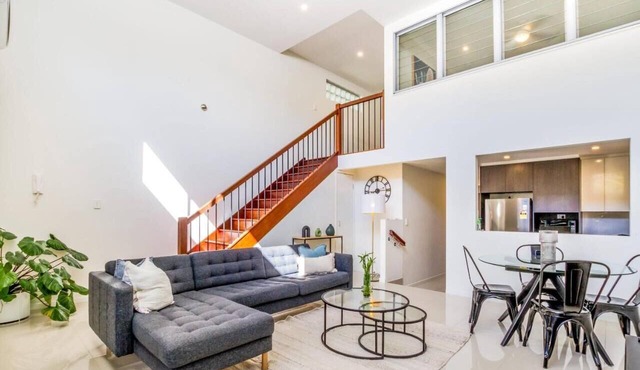 Spacious Townhouse|5km City & Airport|3 Bathrooms in Wooloowin