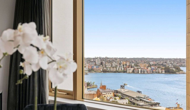 Spectacular Apartment with Harbour Bridge Views!