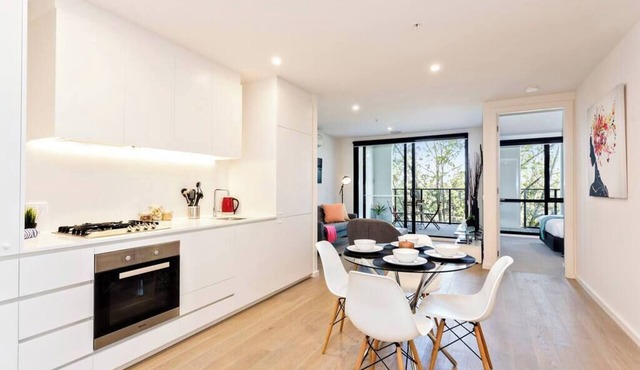 St Kilda Stunner - Rooftop Infinity Pool + Parking in St Kilda