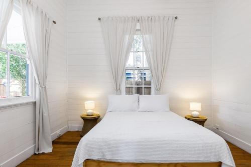 Starr Cottage - Quaint Cottage with a stunning pool - Close to everything Byron!