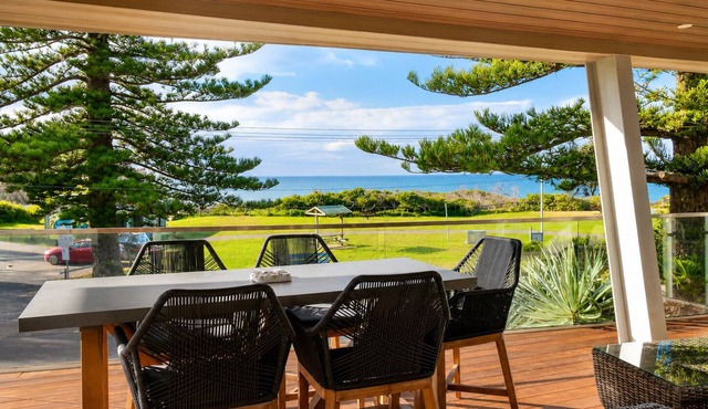 Stay 3 Pay 2 in Spring - Beachfront home for 15 with Pool in Werri Beach