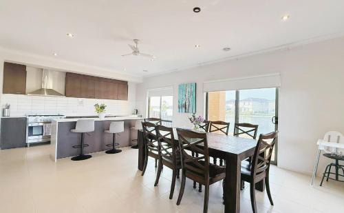 StayAU 5BR Idyllic Lakefront Escape Point Cook in Point Cook