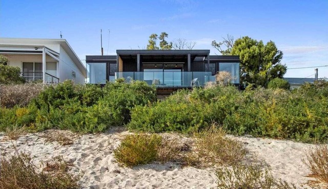 Step straight onto the white sands of Hardwicke Bay from this coastal retreat in Hardwicke Bay