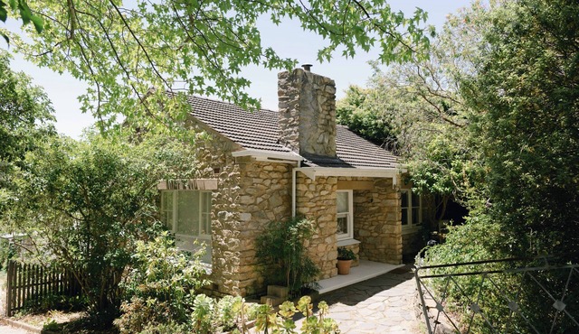 Stonegate Cottage - Elegant Stone Cottage with Wood Fire, King Bed,