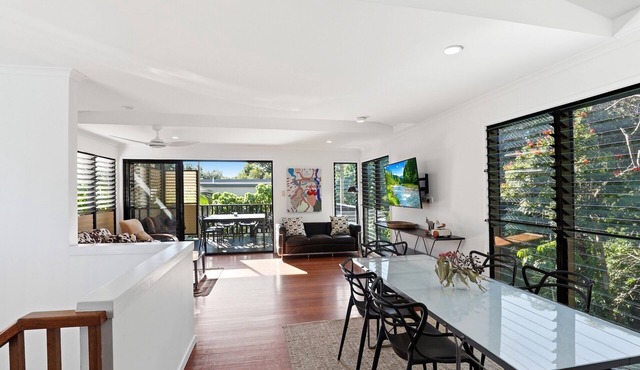 Straddie Beach House 2 | Bush & Beach Retreat in Point Lookout