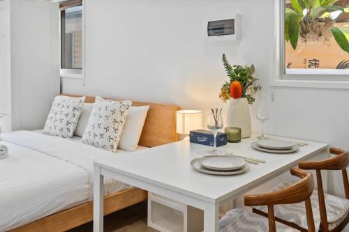 Studio walk to Westfield Best for Solo Traveler in Brisbane