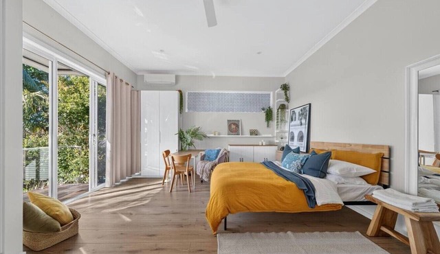 Studio with AC, full-sized kitchen, and a laundry machine in Killarney Heights