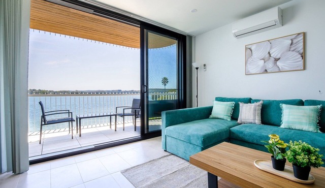 Stunning 1-Bed Bayside Apartment with Superb Views