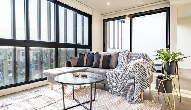 Stunning 2BR loft Maribyrnong+free parking+balcony