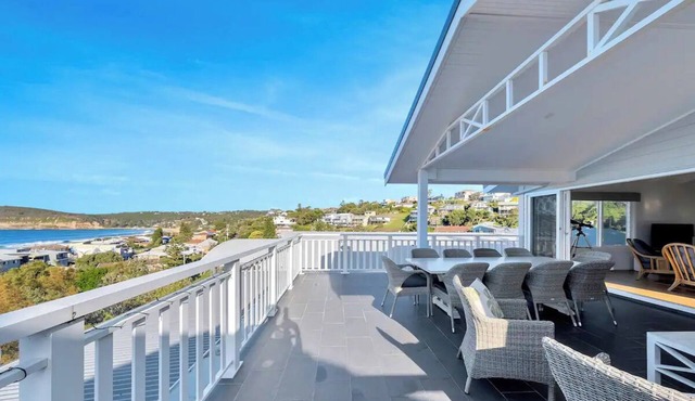 Stunning house, breathtaking beach & ocean views, 3 min walk beach, cafes, parks