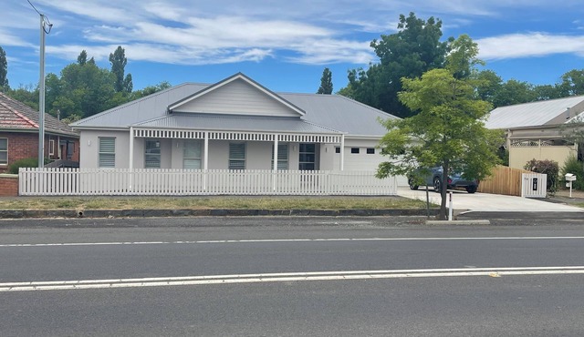 Stunning New Build | Relaxed Luxury in Orange CBD in Orange