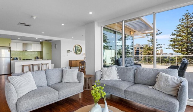 Stylish 2-Bed with Terrace 3-min Walk to Beach