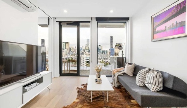 Stylish 2BR Retreat Walk to shop & Local Hotspots