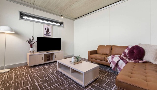 Stylish 2BR Unit with Balcony, Kangaroo Flat in Kangaroo Flat