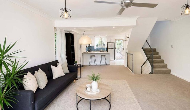 Stylish 3-Level Retreat in St Lucia with Parking