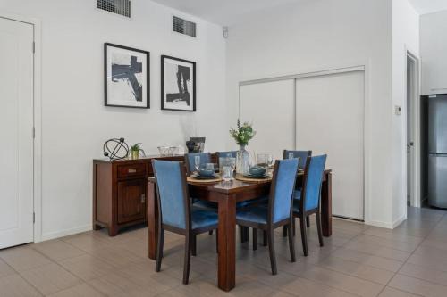 Stylish 4BR Home with BBQ and Media Room in Mt Ommaney