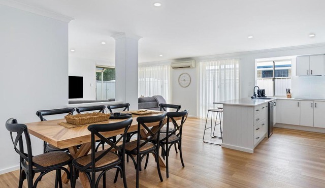 Stylish 5-Bedroom Home Geographe