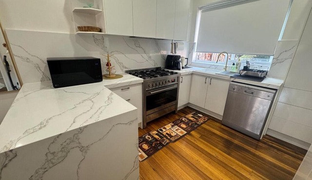 Stylish and Conveniently Located 3 bedroom house retreat in Surrey Hills Melbourne in Melbourne