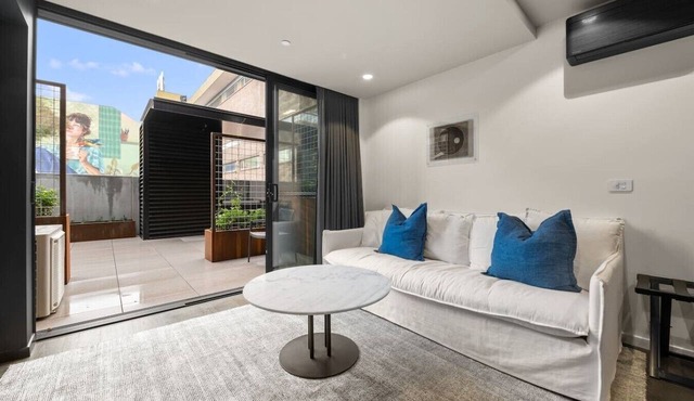 Stylish Canberra Studio w BBQ, Terrace & Parking! in Braddon