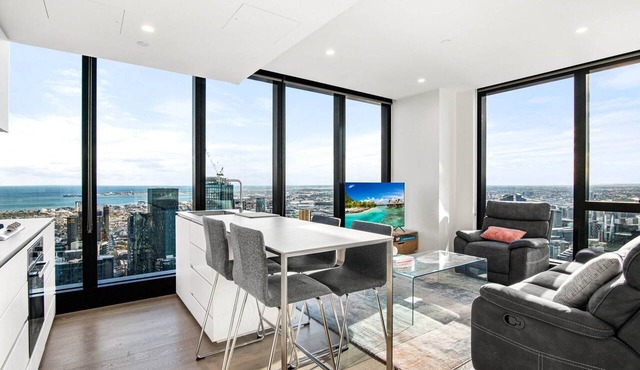 Stylish City Apartment with Expanding City Views