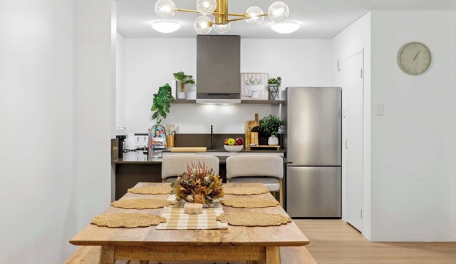 Stylish East Perth 2BR with King Beds, Pool & Gym in Perth