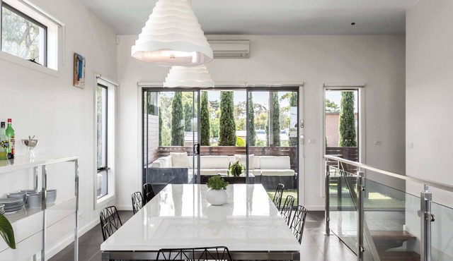 Stylish getaway near beach with stunning sunsets in St Leonards