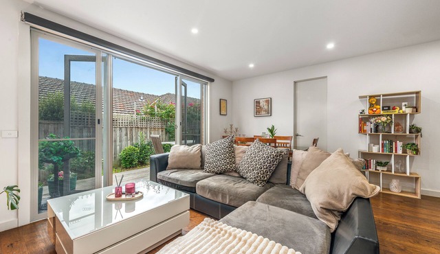 Stylish Modern 3BR Townhouse in Camberwell near Train,Tram& Shops