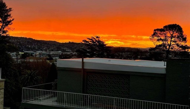 Stylish Parkside Stay | CBD with Parking