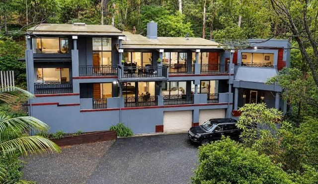 Stylish Saratoga House with Garden & BBQ
