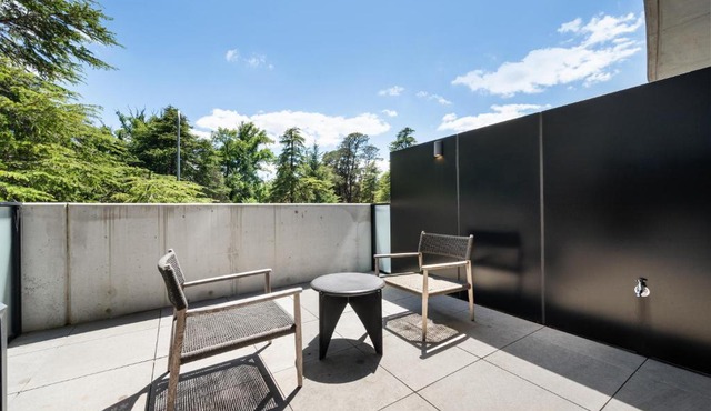 Stylish Studio with Park Views and Free Parking in Braddon