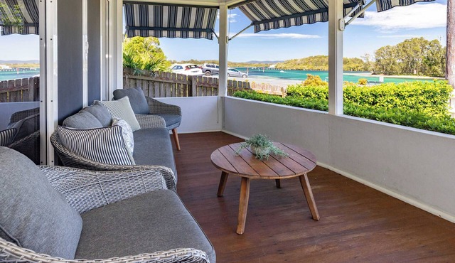 Summer Breeze Lake House - 180' views of Wallis Lake