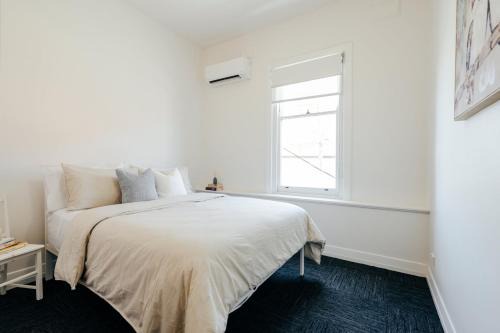 Sun-Filled Art Deco Apartment Heart of Brunswick