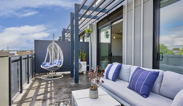 Sunlit home Private Balcony with city views in Richmond