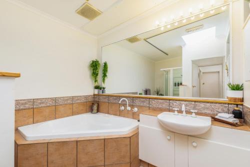 Sunlit Upstairs Suite with Hot Tub & Garden surrounds
