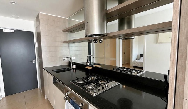 Sunny 2BR Apt in Abbotsford with Parking