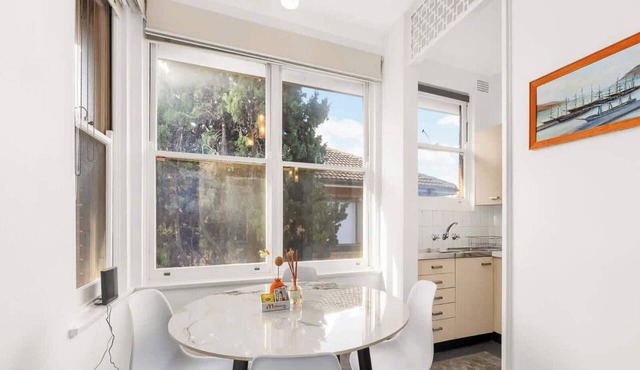 Sunny 2BR Family Unit - Walk to Beach and Shops in Brighton-Le-Sands