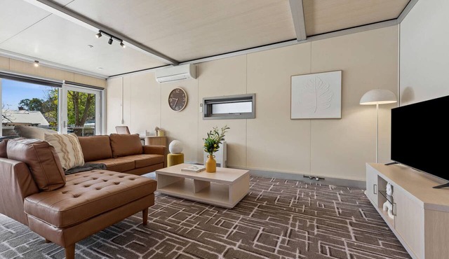 Sunny & Accessible 2BR Unit, Kangaroo Flat in Kangaroo Flat