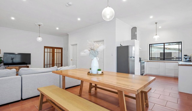 Super House, Super Host in Piccadilly