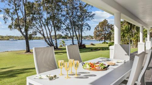 Taroona - Majestic Waterfront Holiday House in Yamba - Holiday Yamba in Yamba