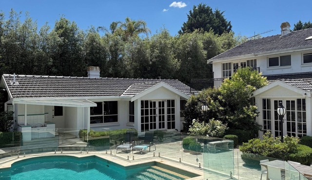 Templestowe Luxe Retreat | Pool, Tennis Court & Private Oasis