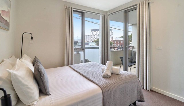 Terminus Apartment I Steps from Geelongs Buzz