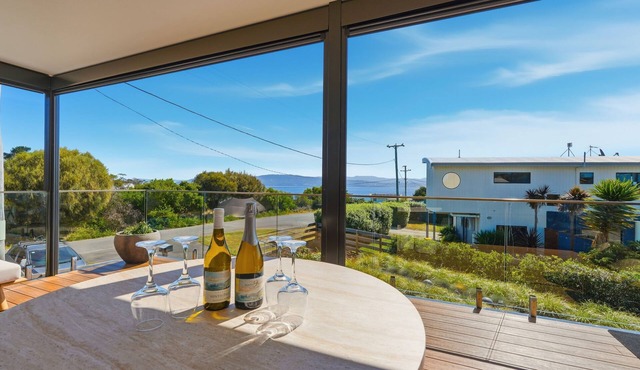 'The Bay Escape' Opossum Bay Tasmania 7023 - Beach side suburb 40 mins to Hobart