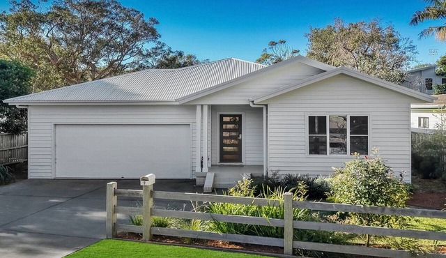 THE BEACH PAD | wifi, walk to beach | Accom Holidays in MACMASTERS BEACH
