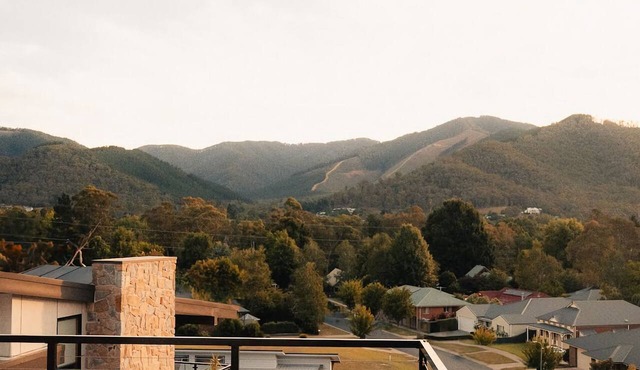 The Bright Haus - 4 Bedroom - Discover this modern sanctuary that redefines luxury living.