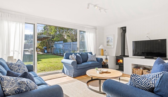 The Cabana - Pet Friendly with Fireplace - 2 Mins to Beach