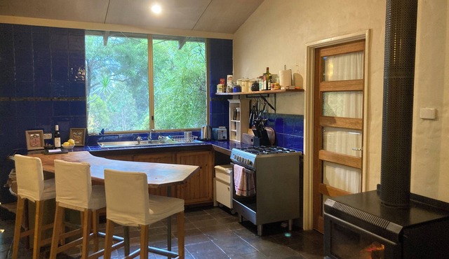 The country cottage Close to town. Family friendly and pet friendly.