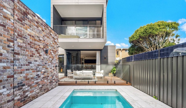 The Darby House | Pool Walk to Beach & Dining