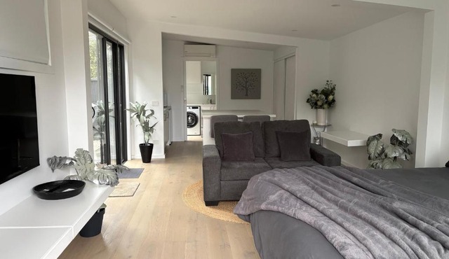 The Enchanted Studio - New 1 Bedroom Coastal Stay