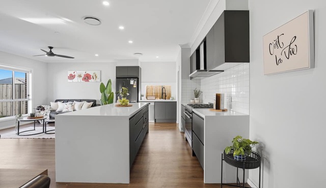 The Gledswood Residence | Luxury 4BR Sleeps 10